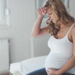 Czop śluzowy, znany także jako czop porodowy, to naturalna część ciąży, o której wiele kobiet słyszy dopiero pod koniec jej trwania. Choć przez większą część ciąży pozostaje niezauważalny, jego obecność w kanale szyjki macicy odgrywa ważną rolę w ochronie rozwijającego się dziecka. Czy odejście czopa śluzowego zawsze oznacza, że szyjka macicy zaczyna się rozwierać, a poród jest tuż-tuż? W tym artykule rozwiewamy wątpliwości i podpowiadamy, na co warto zwrócić uwagę.