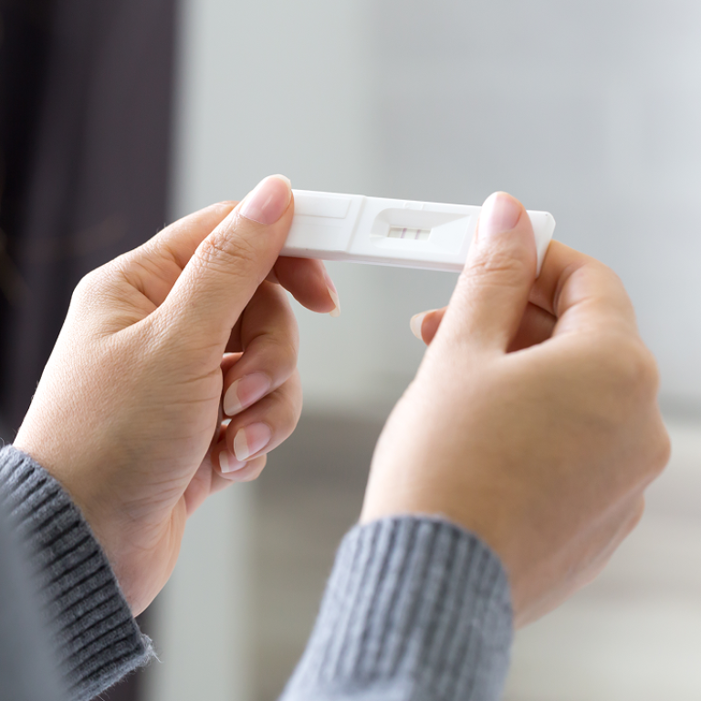 Pierwsze objawy ciąży potrafią być zaskakujące, niejednoznaczne i łatwe do pomylenia z codziennymi dolegliwościami. Organizm każdej kobiety reaguje inaczej, dlatego tak ważne jest, by umieć rozpoznać pierwsze symptomy ciąży i zaufać sygnałom płynącym z ciała. Czy już kilka dni po zapłodnieniu można zauważyć pierwsze oznaki ciąży? Wczesne objawy ciąży to temat, który budzi wiele emocji, nadziei, ale też niepewności. W tym artykule pomożemy Ci krok po kroku rozpoznać pierwsze objawy ciąży i rozwiać wątpliwości, które mogą pojawić się na początku tej niezwykłej drogi.